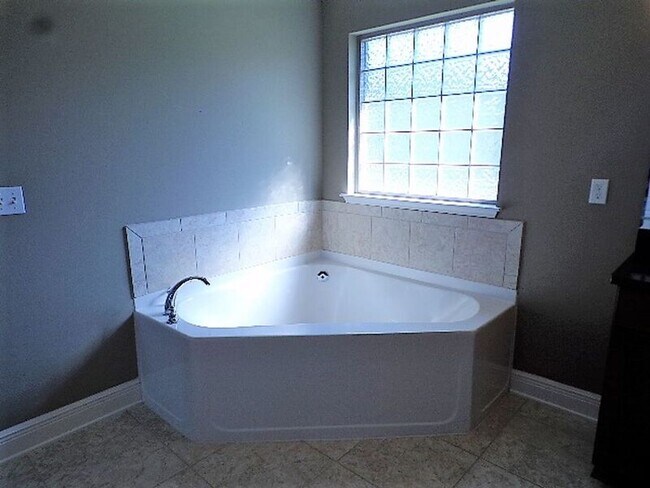 Building Photo - 3624 Laurel Lee Blvd