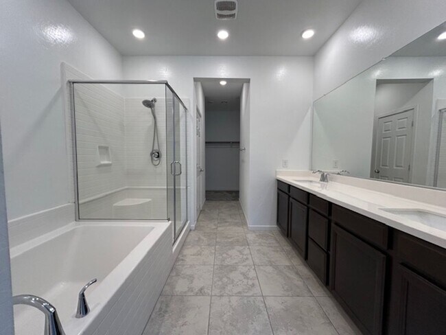 Building Photo - 3 bedroom townhome in Henderston gated community