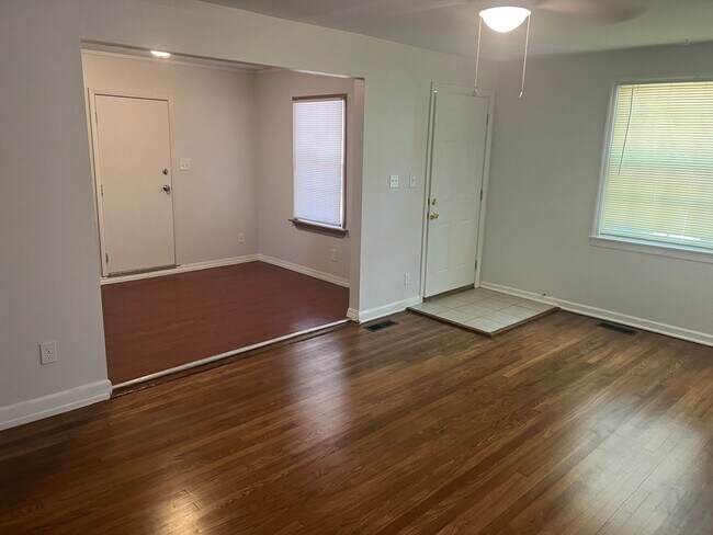 Building Photo - Charming Home with Great Location...Availa...