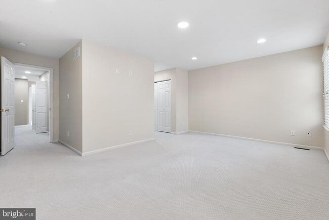 Building Photo - 271 Yorktown Ct