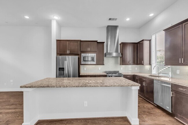 Building Photo - 1724 Ovid St