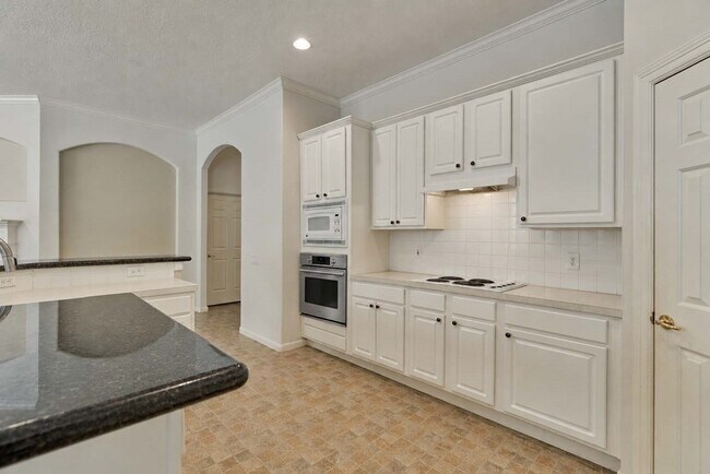 Building Photo - 118 Robindale Cir