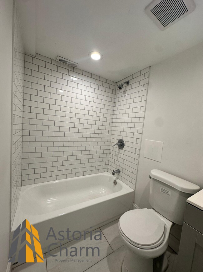 Building Photo - 3 Bedroom or 2 Bedroom with Den featuring Fenced Yard and Updated Kitchen