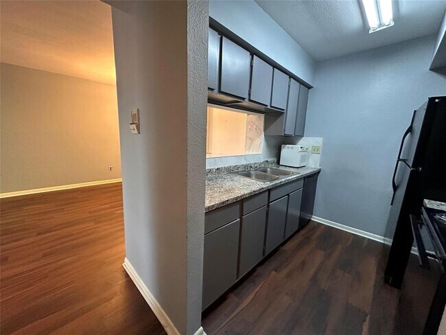 Building Photo - 8433 Hearth Dr