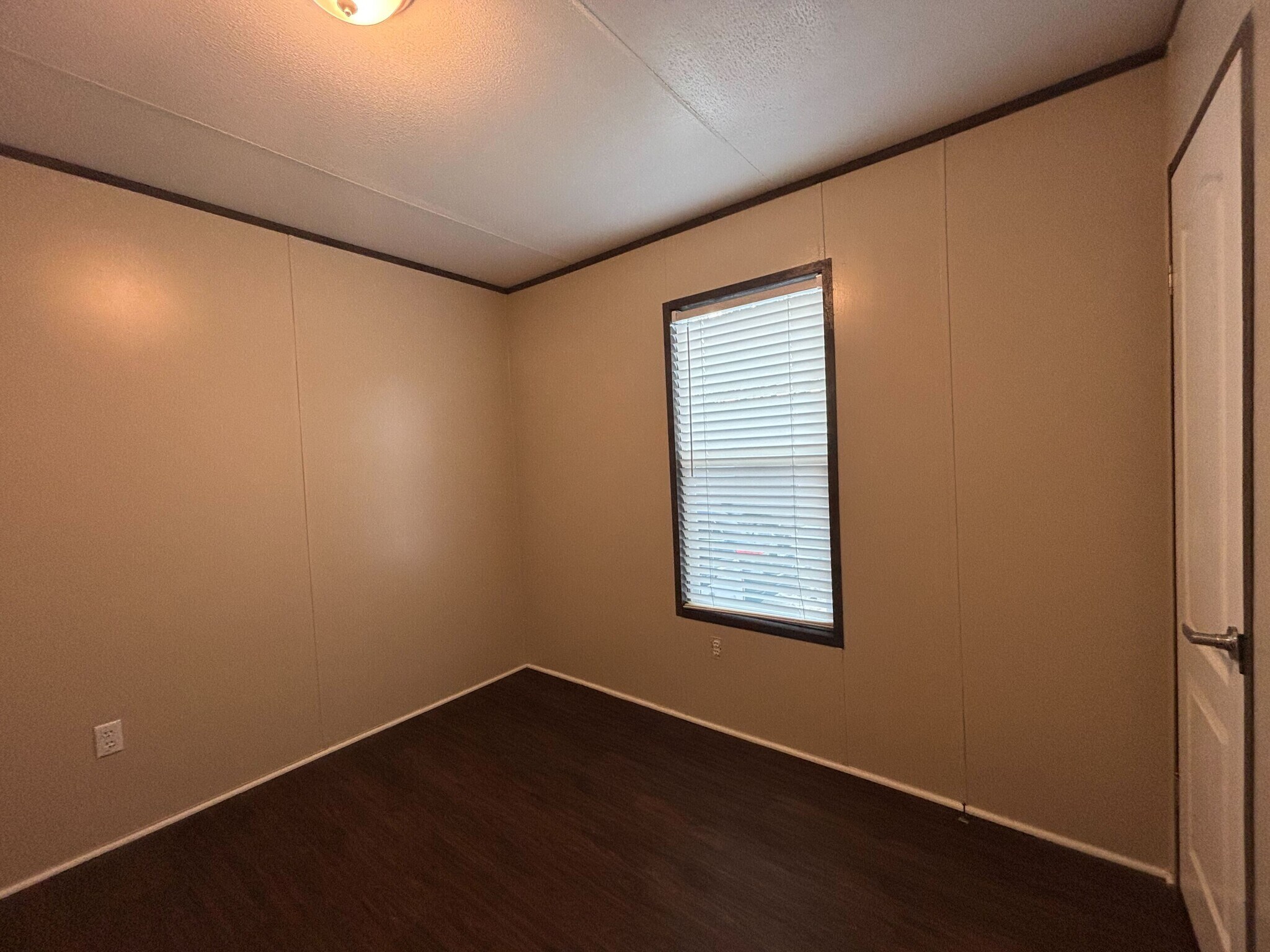 Building Photo - 106 E Semands St