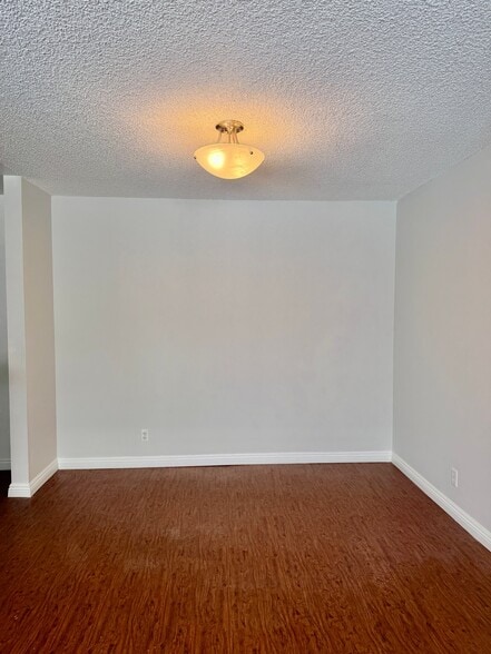 Building Photo - 17440 Burbank Blvd
