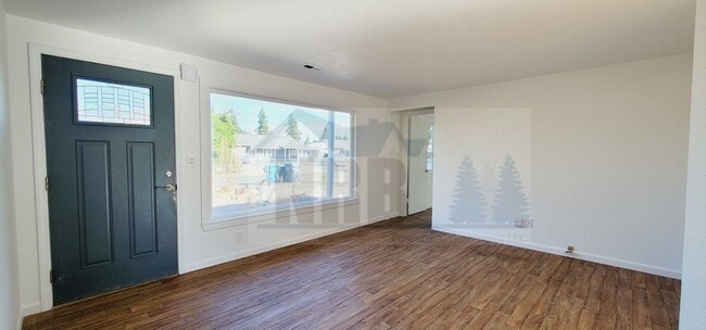 Building Photo - Absolutely Gorgeous 3 bd, 1 ba House locat...