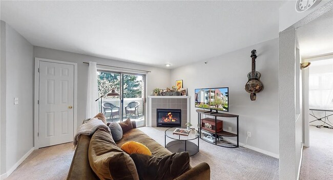 Building Photo - "Charming 1-Bedroom Condo with Mountain Views & Pool in Prime Boulder Location!"