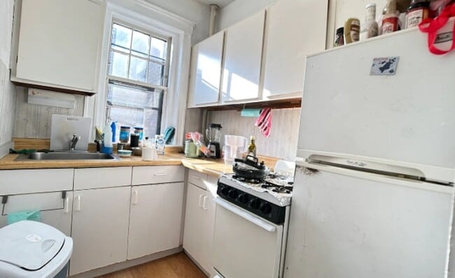 Building Photo - Great 1 Bedroom June Move-In