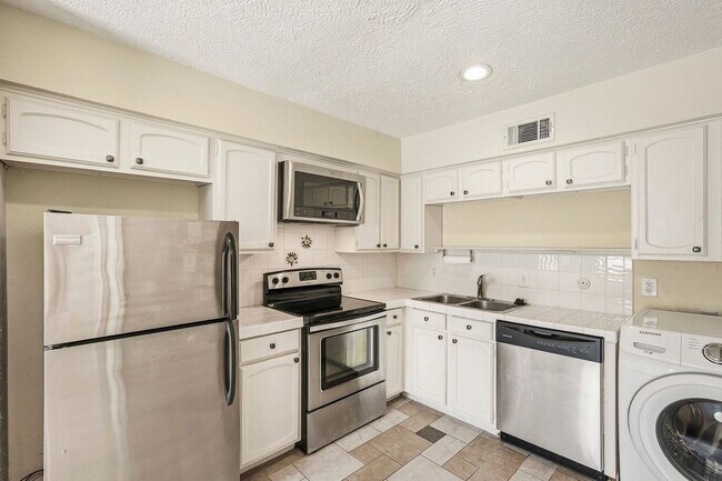 Building Photo - 496 N Post Oak Ln