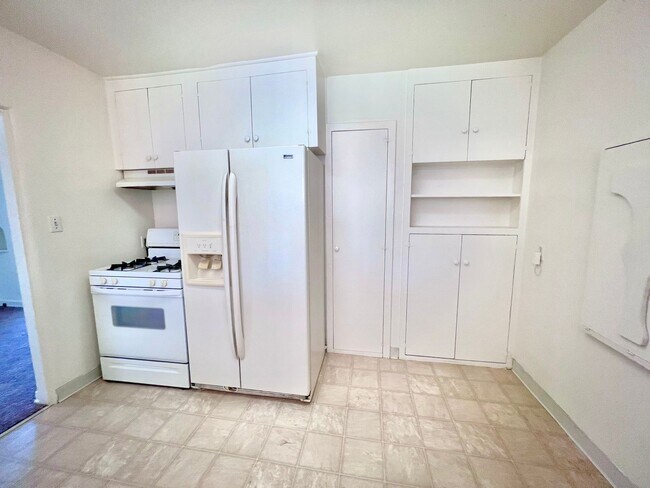 Building Photo - Cozy 2-Bedroom Home in San Bernardino $2,6...