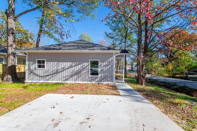 Building Photo - 1523 S Cedar St