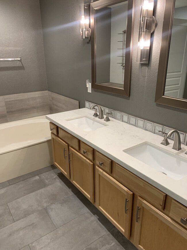 Master Bathroom with dual sink - 15221 N Clubgate Dr