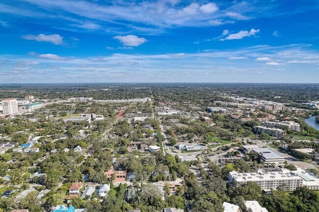 Building Photo - 2 Bed / 1 Bath Cozy Downtown Duplex Apartment