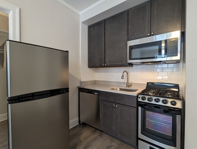 Building Photo - 3335 W Diversey Ave