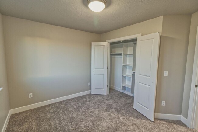 Building Photo - Brand New 3 bedroom Townhome In Cedar City...
