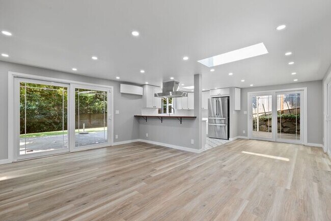 Building Photo - Elegant Air-Conditioned Newly Remodeled Matthews Beach Rambler