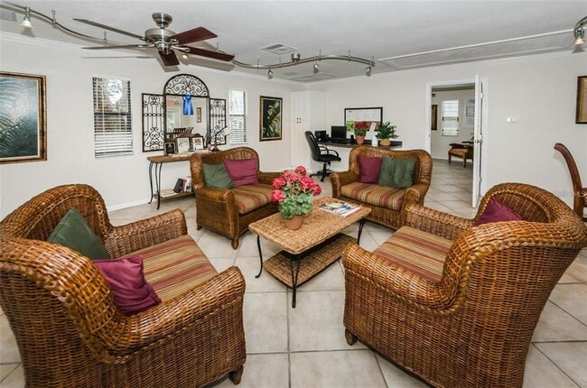 Building Photo - 704 Lyndhurst St