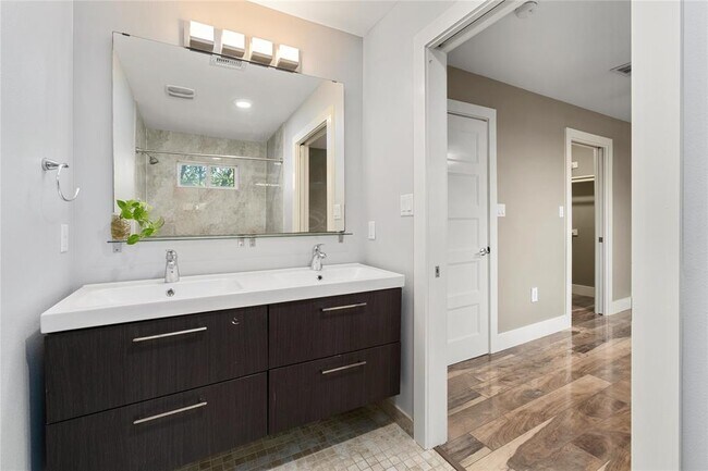 Building Photo - 1204 Eleanor St