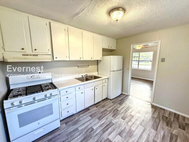 Building Photo - 2 Bed, 1 Bath with Laundry Hookups / Pet-F...
