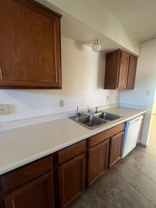 Building Photo - Townhouse with Garage!