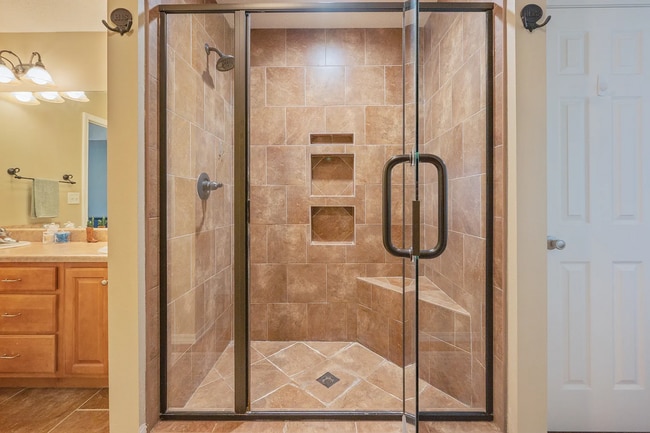 Building Photo - 4 Bedroom 2 bathroom