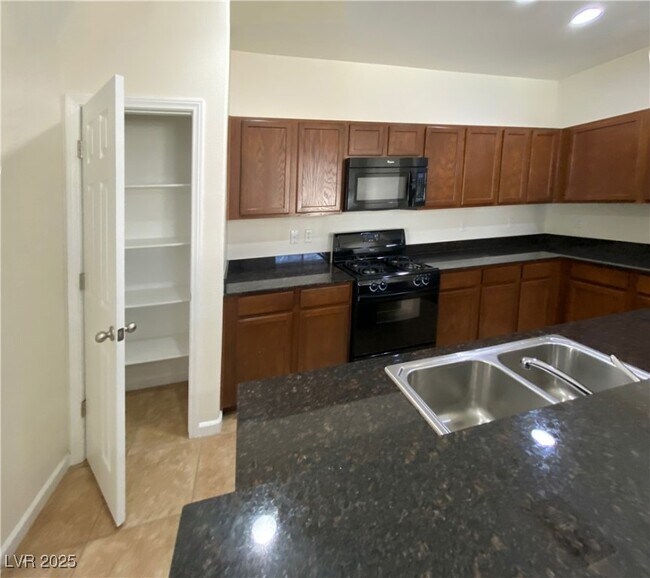 Building Photo - 1000 Aspen Cliff Dr