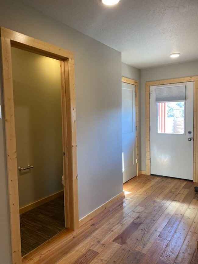 Building Photo - Newer Build - Immaculate 4-5 bed 3.5 Bath Townhouse