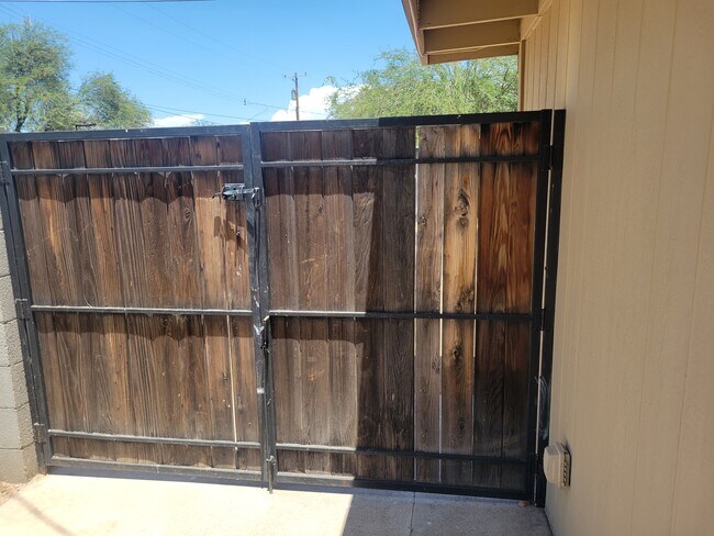 Building Photo - 8050 N 11th Pl