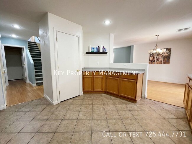 Building Photo - 3 BEDROOM 2.5 BATH UPGRADED HOME IN SOUTHW...