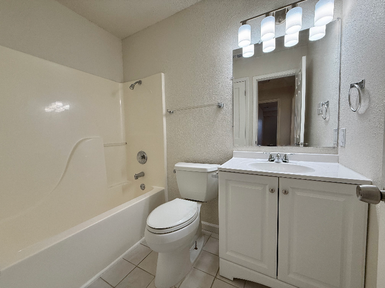 Building Photo - 8519 Ridge Garden Dr