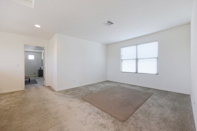 Building Photo - BEAUTIFUL 3 bed + LOFT