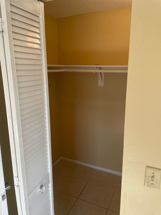 Building Photo - 2 bedroom 2 bath - walk in closet - master - dining area in kitchen