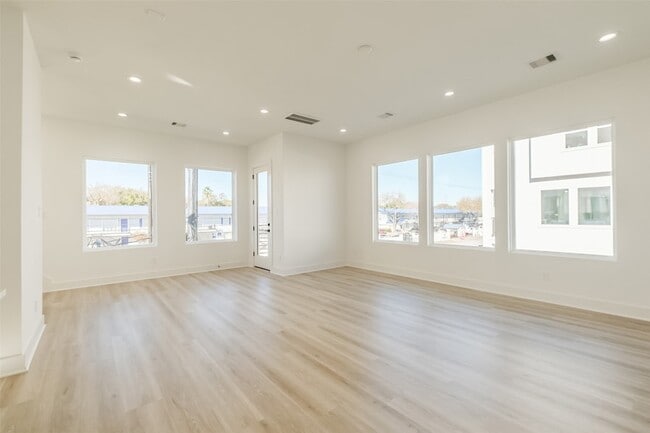 Building Photo - 8315 Brecha Ln