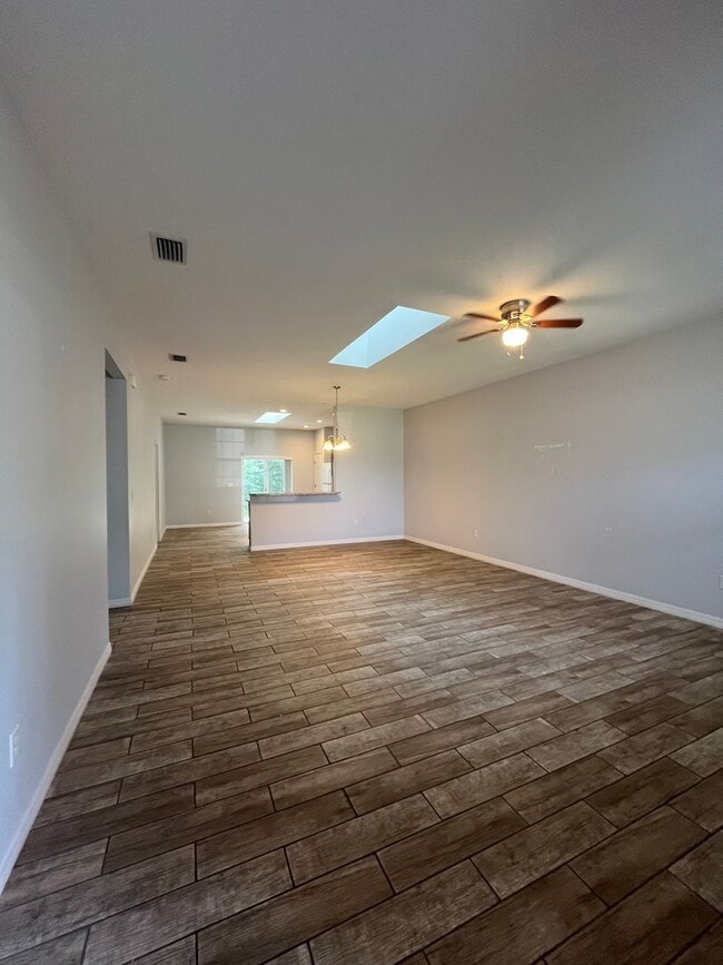 Building Photo - Spacious 3 Bedroom, 2 Bath Duplex – Newer ...