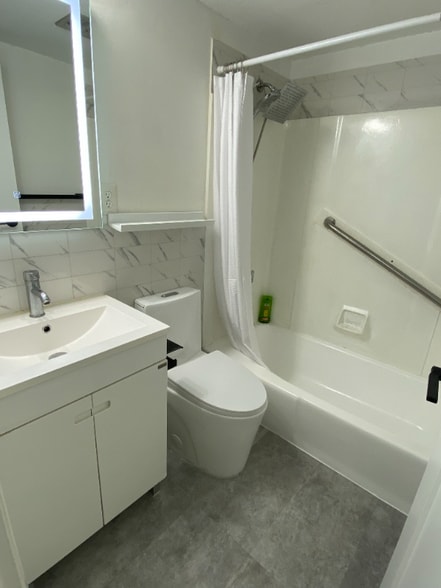 Building Photo - 11 Crescent Dr