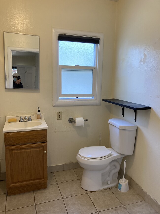 bright bath room - 1066 Sherwood Ave