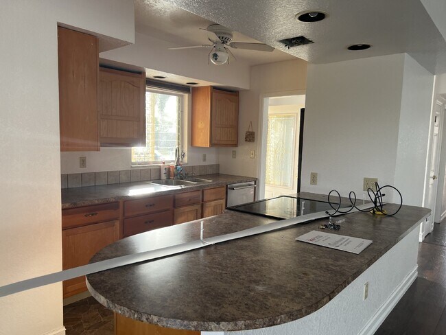 Building Photo - Saltwater canal home