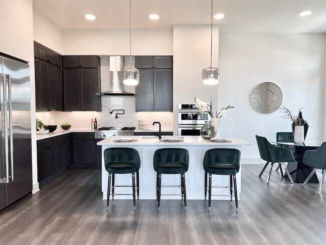 Building Photo - 3330 Oak Grove Ave