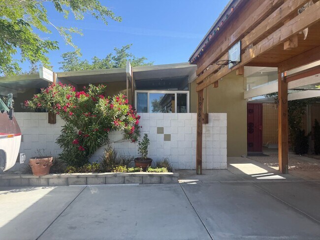 Building Photo - High Desert Retreat- 3 Bedrooms, 2 Bathroo...