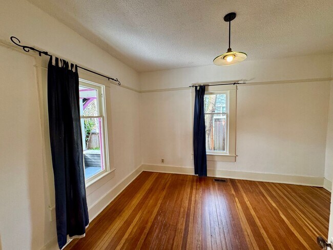 Building Photo - Beautiful 4 Bedroom, 2 Bath with Bonus Room in the Whiteaker Neighborhood!