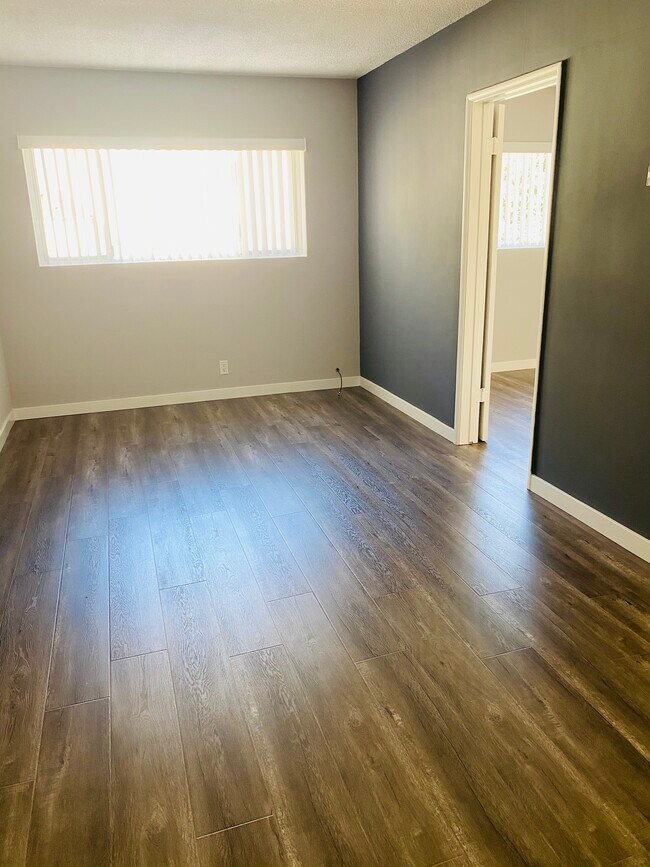 Building Photo - 15483 Moorpark St