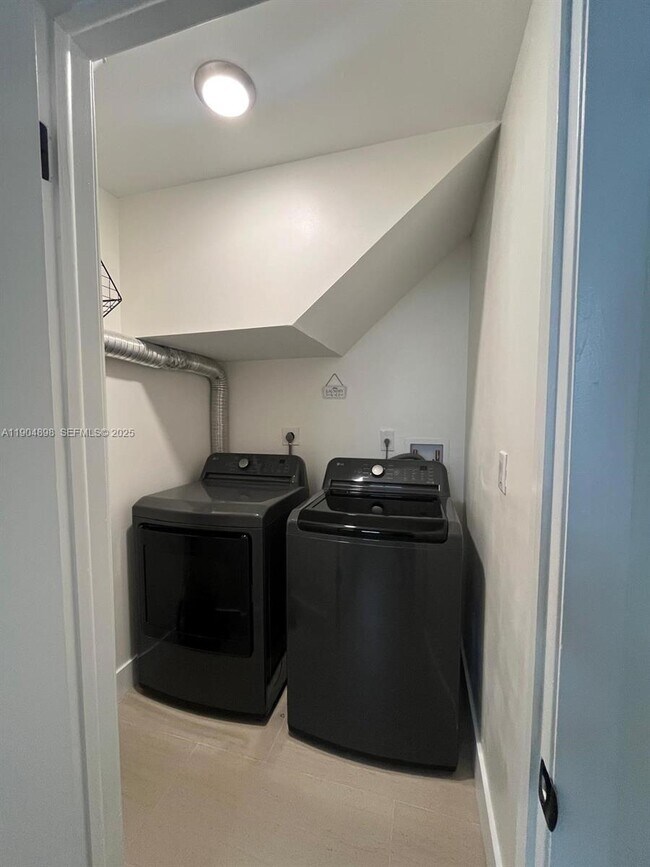 Building Photo - 14305 SW 57th Ln