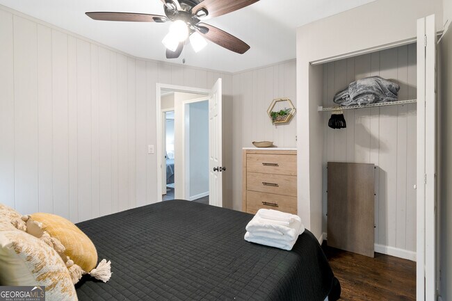 Building Photo - 240 Lake Dr