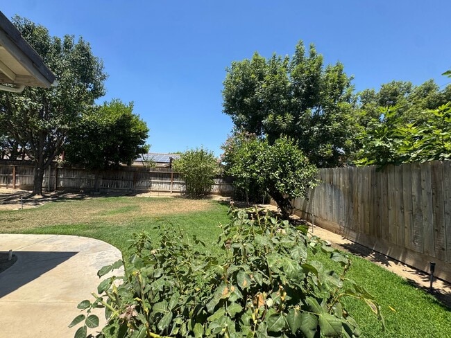 Building Photo - 5781 E Kaviland Ave