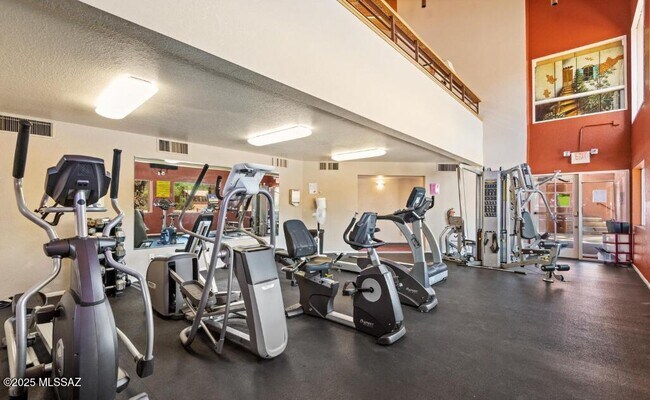 Building Photo - 5051 N Sabino Canyon Rd
