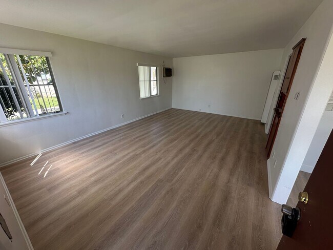 Building Photo - $500 OFF 1ST MONTHS RENT! Bright 2 Bedroom...