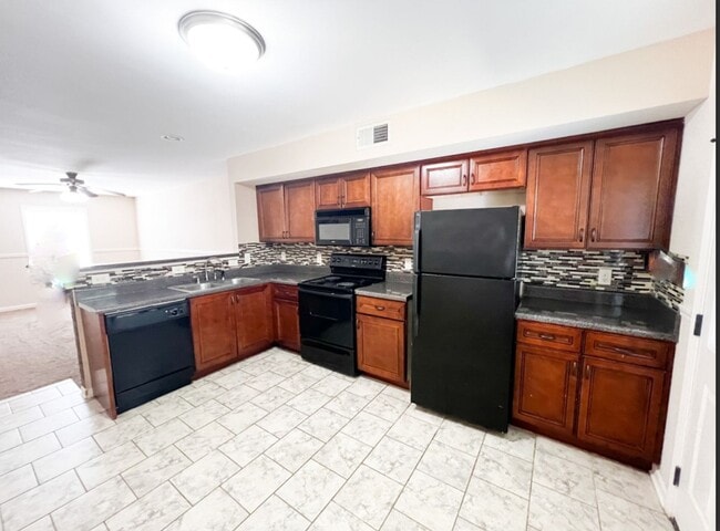 Building Photo - 2 Bedroom 1.5 Bathroom Townhome