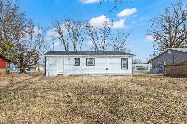 Building Photo - 921 W Midway St
