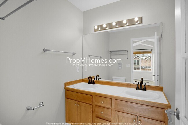 Building Photo - Updated Three Bedroom Townhome Near Nike & Intel!